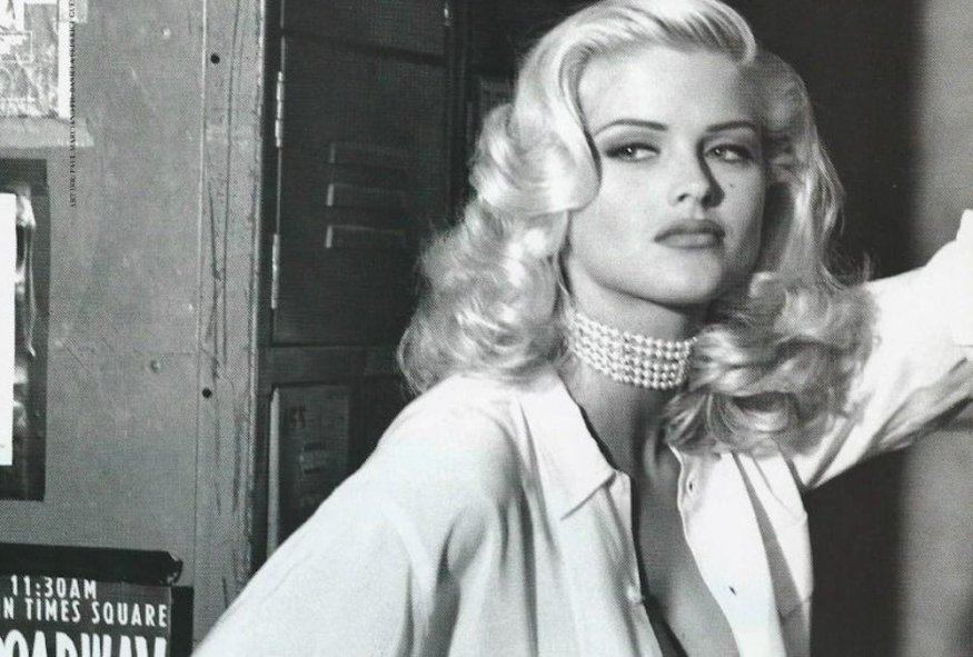 
<span>El documental sobre Anna Nicole Smith desvela el romance lésbico de la estrella de Playboy con la novia de su hijo</span>
