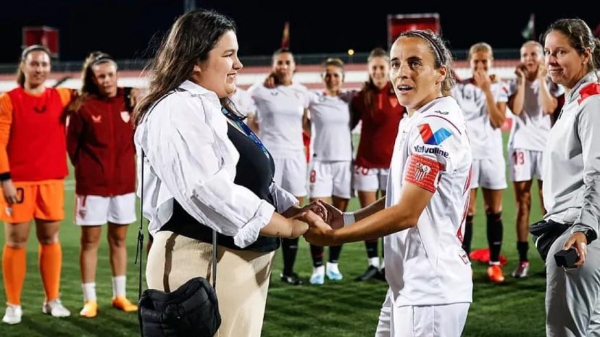 
<span>Amparo Delgado, veterana jugadora del Sevilla, le pide la mano a su chica en el campo de juego</span>

