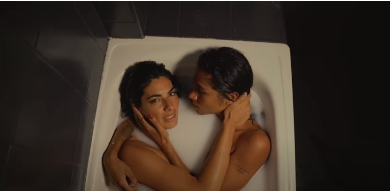 
<span>"Niña salvaje", el sensual videoclip lésbico de Nya de la Rubia</span>
