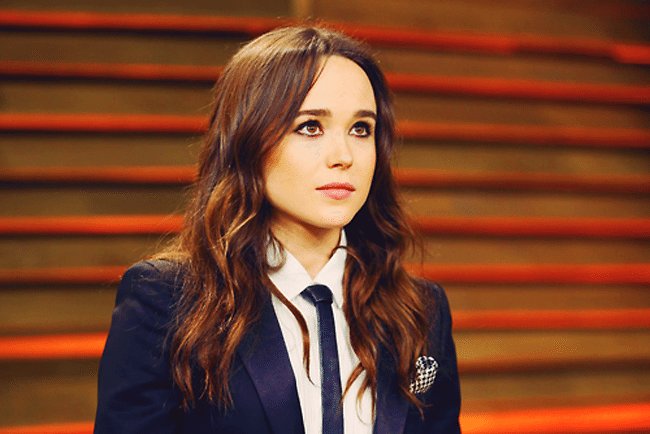 
<span>Ellen Page de esmoquin y corbata en la fiesta de los Oscars</span>
