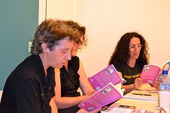 relat2 Isabel Franc en primer plano, Carme Pollina en medio y Ana Satchi al fondo leyendo a tres voces “Reina por un día”, de Relatas.