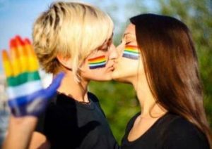 facebook censura beso lésbico
