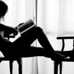 Mujer-leyendo-en-silla1