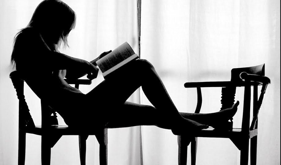 Mujer-leyendo-en-silla1