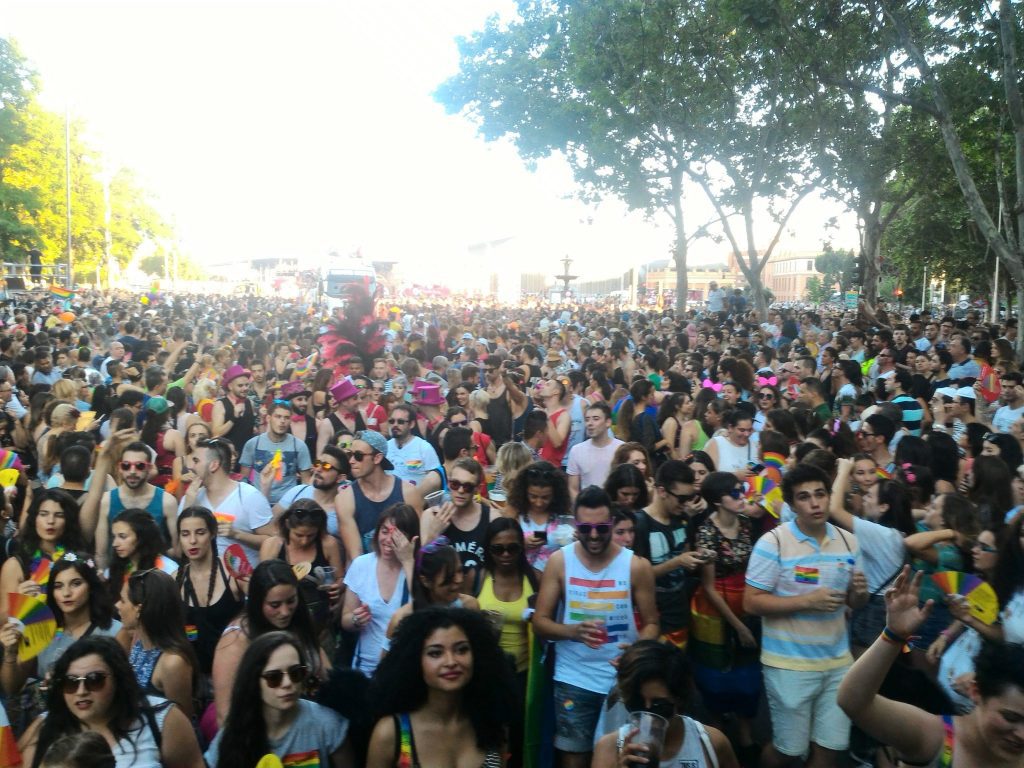 gente en orgullo de madrid