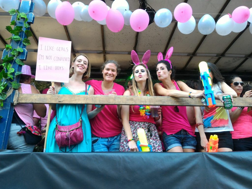 lesbianas en la carroza de mirales