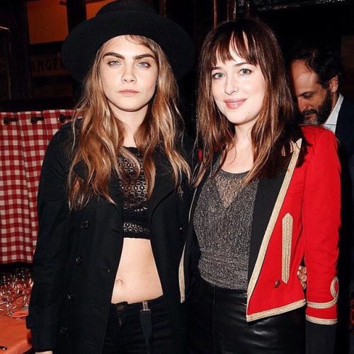 dakota-johnson-y-cara-delevigne