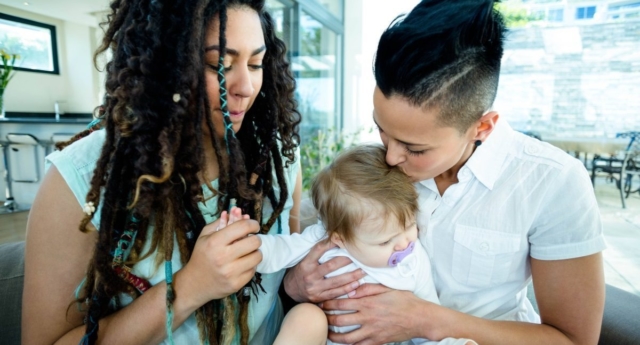 pareja-lesbiana-niegan-licencia-paternidad