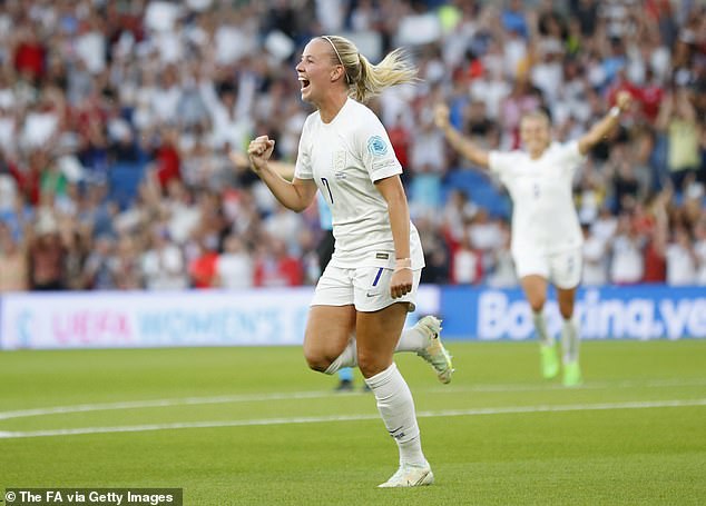 Beth Mead, jugadora lesbiana ganadora de la bota de oro