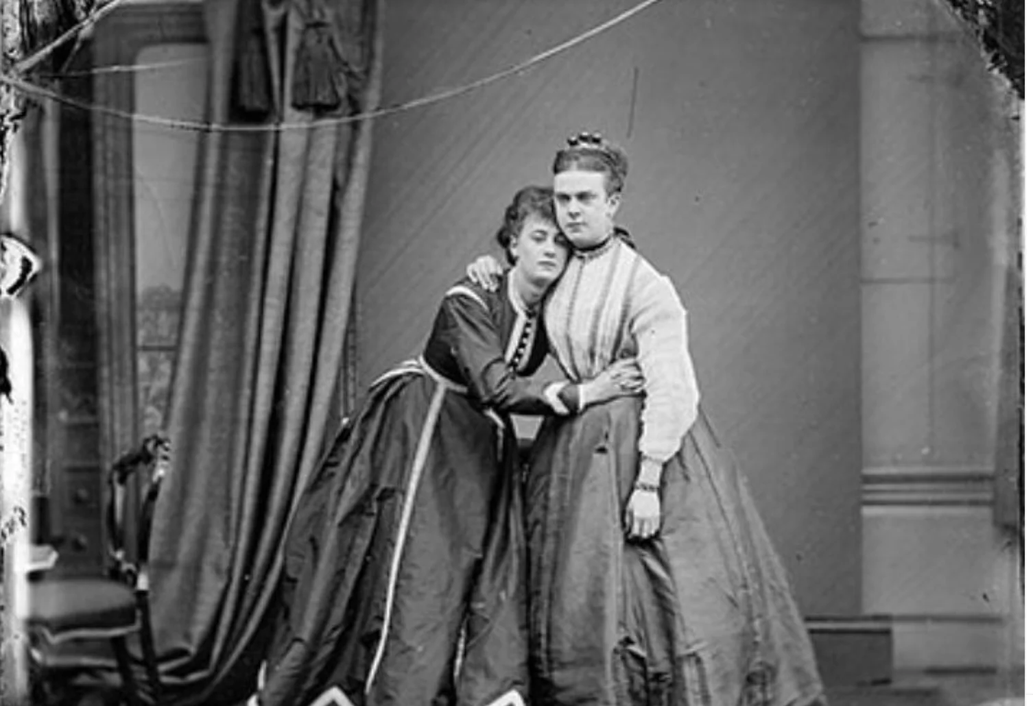 Escritoras lesbianas del Siglo de las Luces: Amores ocultos y plumas valientes