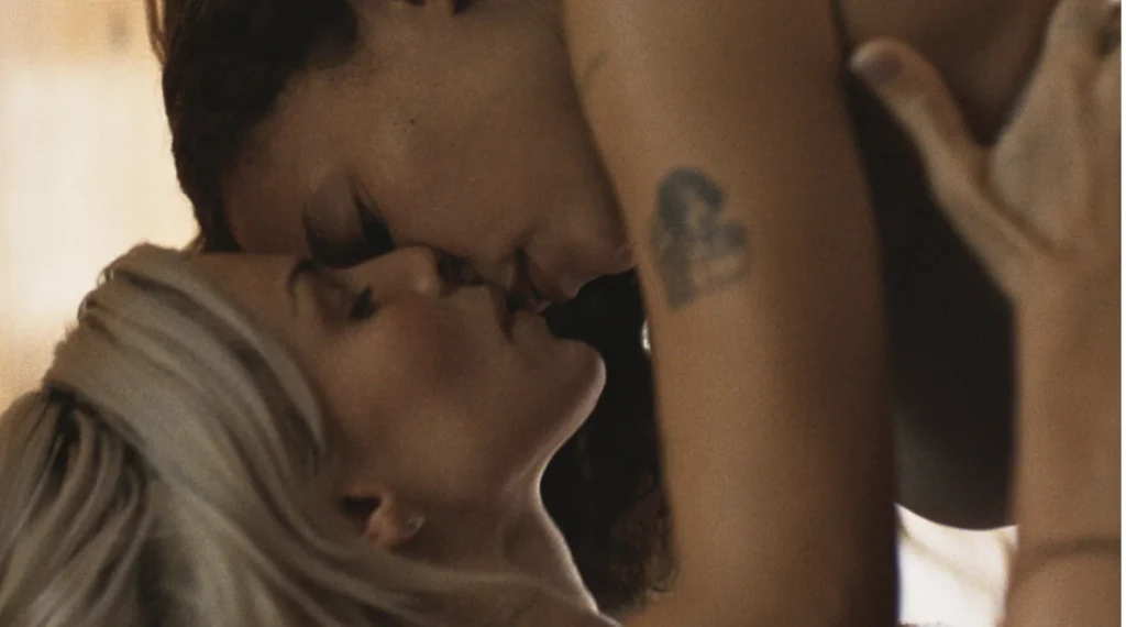 Perfect: la peli lésbica que reune a Ashley Moore y Julia Fox