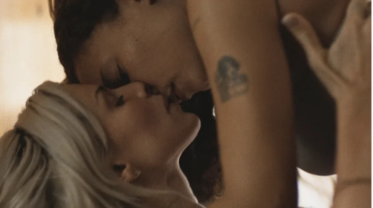 Perfect: la peli lésbica que reune a Ashley Moore y Julia Fox