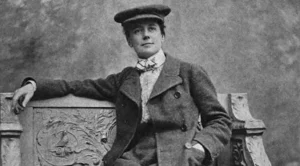 Ethel Smyth: la sufragista lesbiana que dirigía coros desde la cárcel con un cepillo de dientes