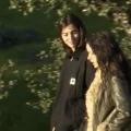 Rosalía le dedica una canción a su pareja, Loli Bahía, y nos recuerda por qué la invisibilidad lésbica sigue existiendo