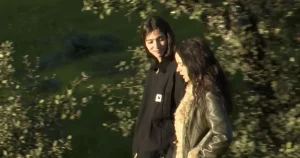 Rosalía le dedica una canción a su pareja, Loli Bahía, y nos recuerda por qué la invisibilidad lésbica sigue existiendo