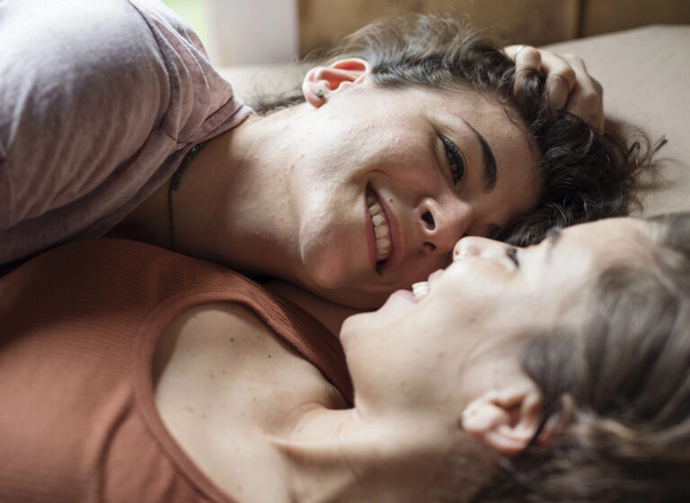 10 cosas que las lesbianas sabemos sobre el orgasmo (y que el resto del mundo está empezando a descubrir)